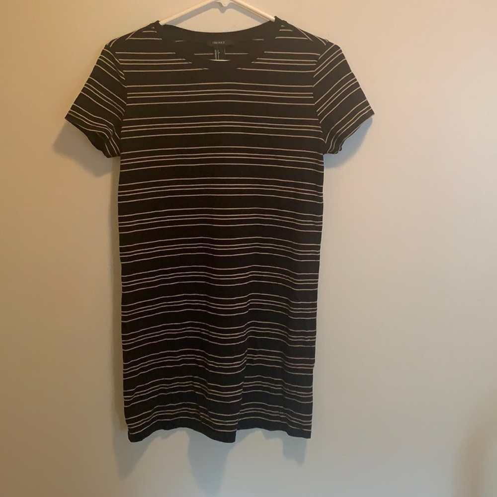 T-shirt dress black with tan stripes